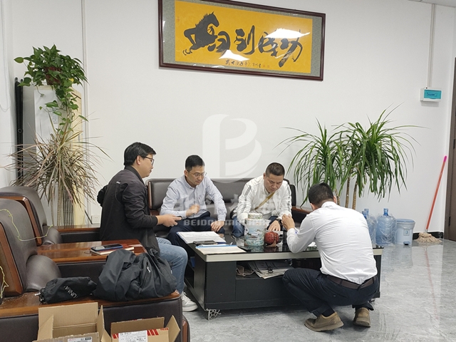 客戶前來探秘北斗機械電池炭化設(shè)備變廢為寶的故事