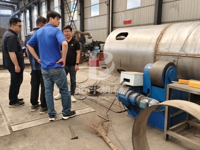 高溫難擋合作熱,客戶實地考察炭化設(shè)備